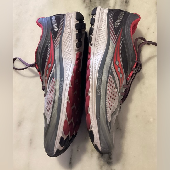 Saucony size 11 Women’s Running Shoes pink and silver Style S10350-2 - Picture 5 of 16